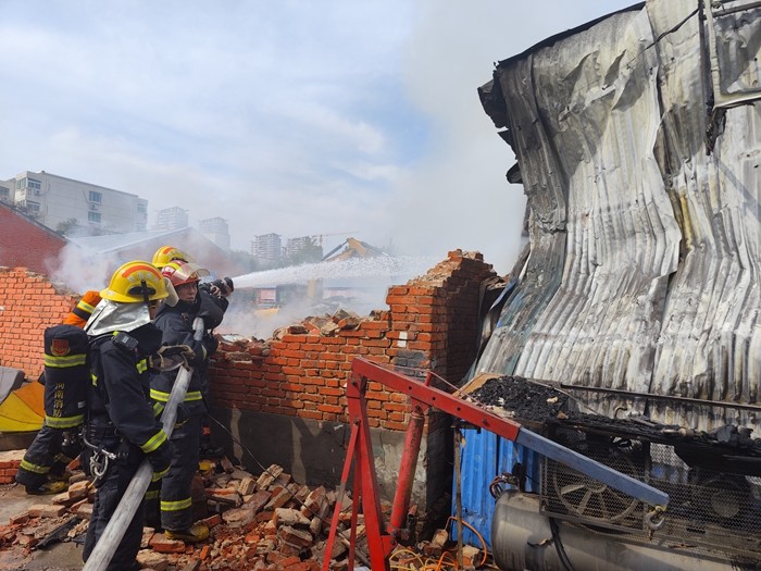 長興路銀河路一汽修廠發生火情 火勢已經控制無人員傷亡